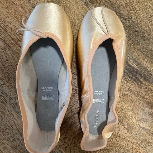 Studio 2 freed point shoe. New - Picture 6 of 6